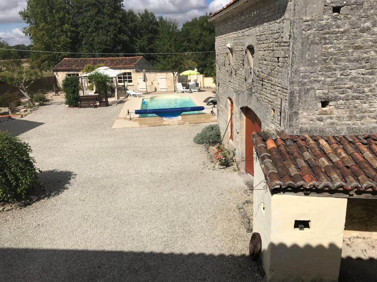 Bed and Breakfast Les Cygnes Noirs Aujac  Exterior foto