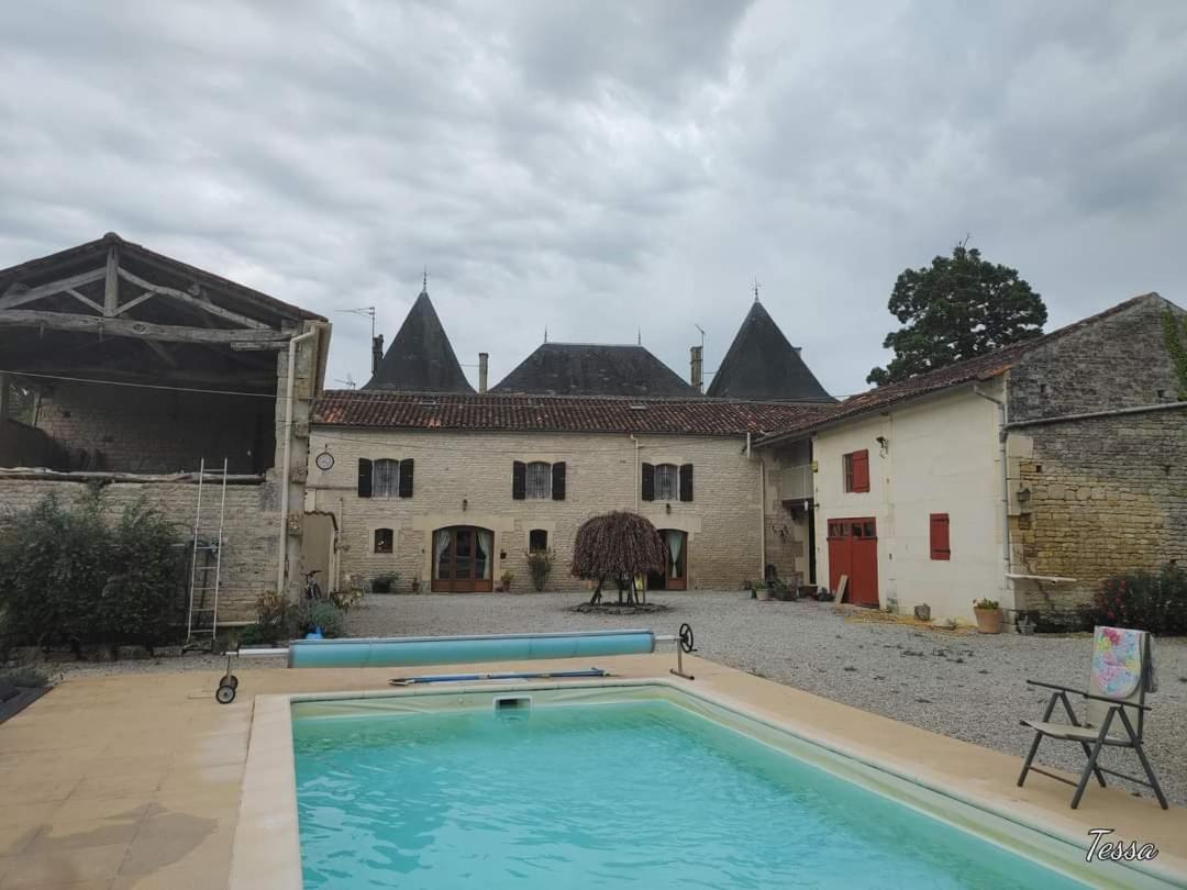 Bed and Breakfast Les Cygnes Noirs Aujac  Exterior foto